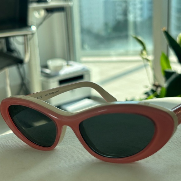 Stylish Pink Oval Sunglasses - Picture 2 of 3